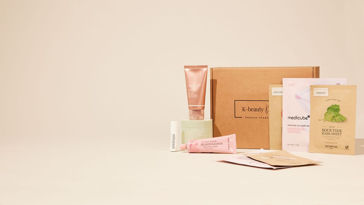 Des produits de soins de beauté coréens sont soigneusement disposés sur un fond neutre. On y trouve des masques, des crèmes et divers échantillons, représentant l'art du soin de la peau.