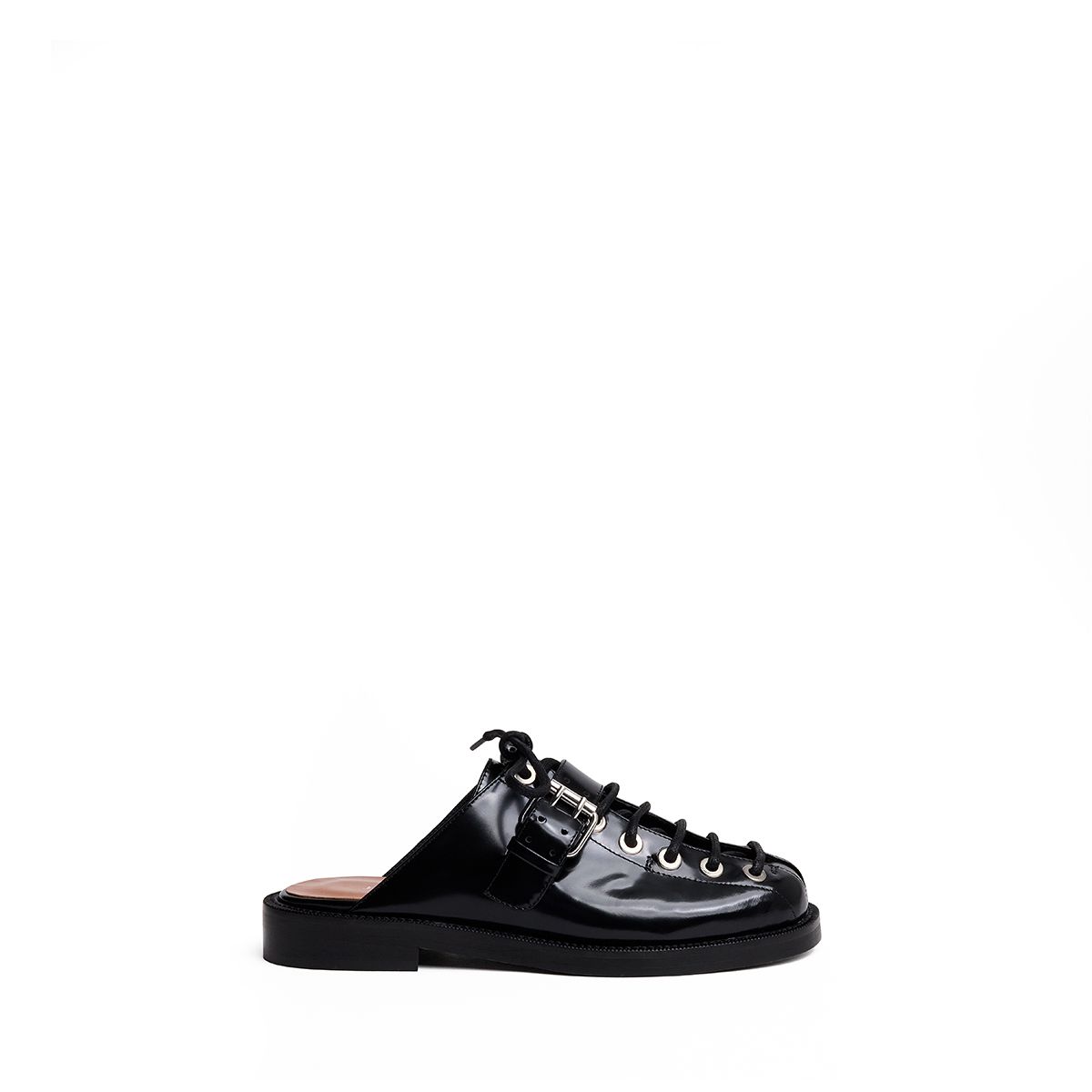 Un modèle de chaussure noire est présenté sur un fond blanc. Cette chaussure a un design à lacets et un style moderne. Elle est posée sur un sol plat.